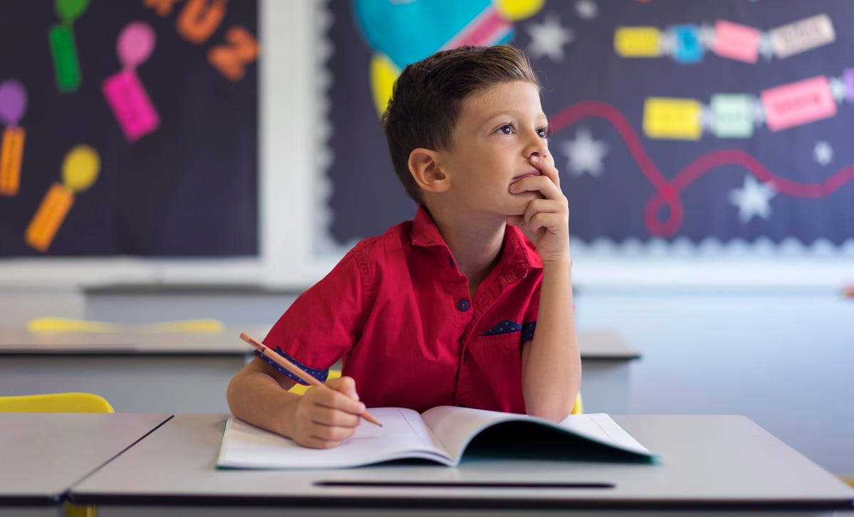 Niño estudiando español para niños y jóvenes
