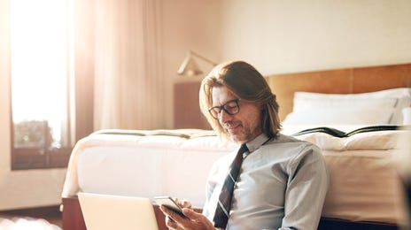 Hombre en cursos de francés flexibles