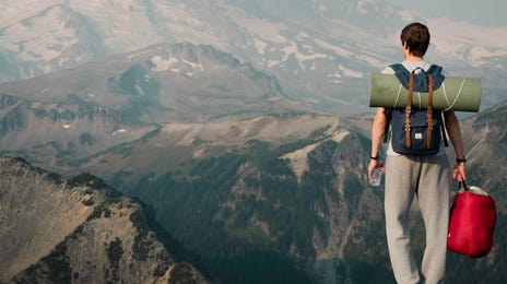 Hombre viajando para estudiar en Canadá.
