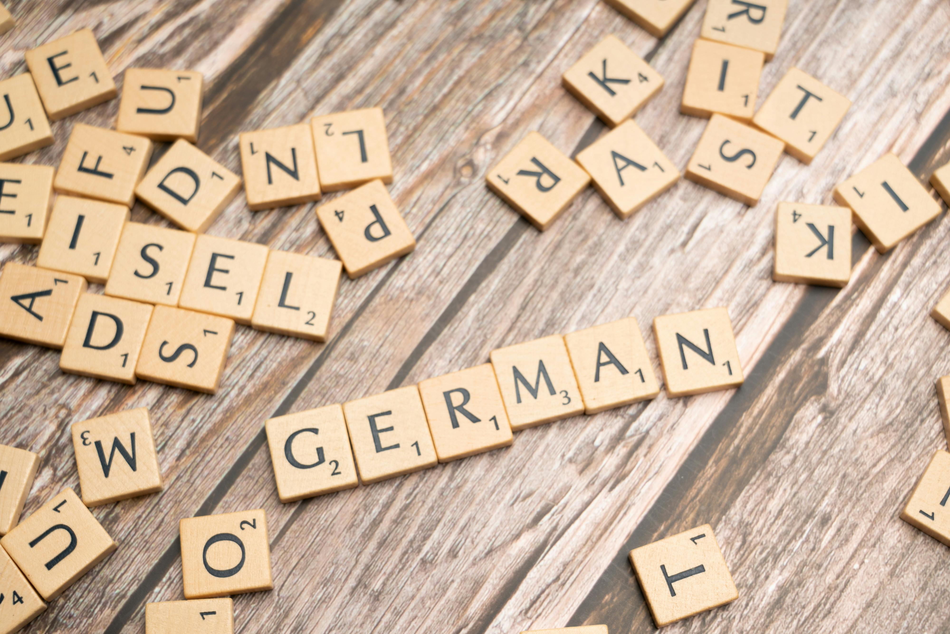Letras de Scrabble que deletrean la palabra "German" para representar el tema de hablar alemán.