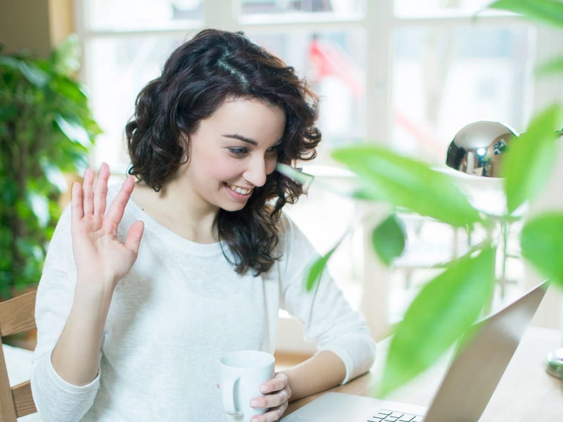 Mujer diciendo Hola en diferentes idiomas