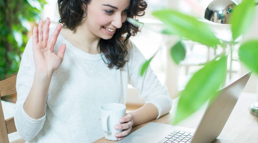 Mujer diciendo Hola en diferentes idiomas