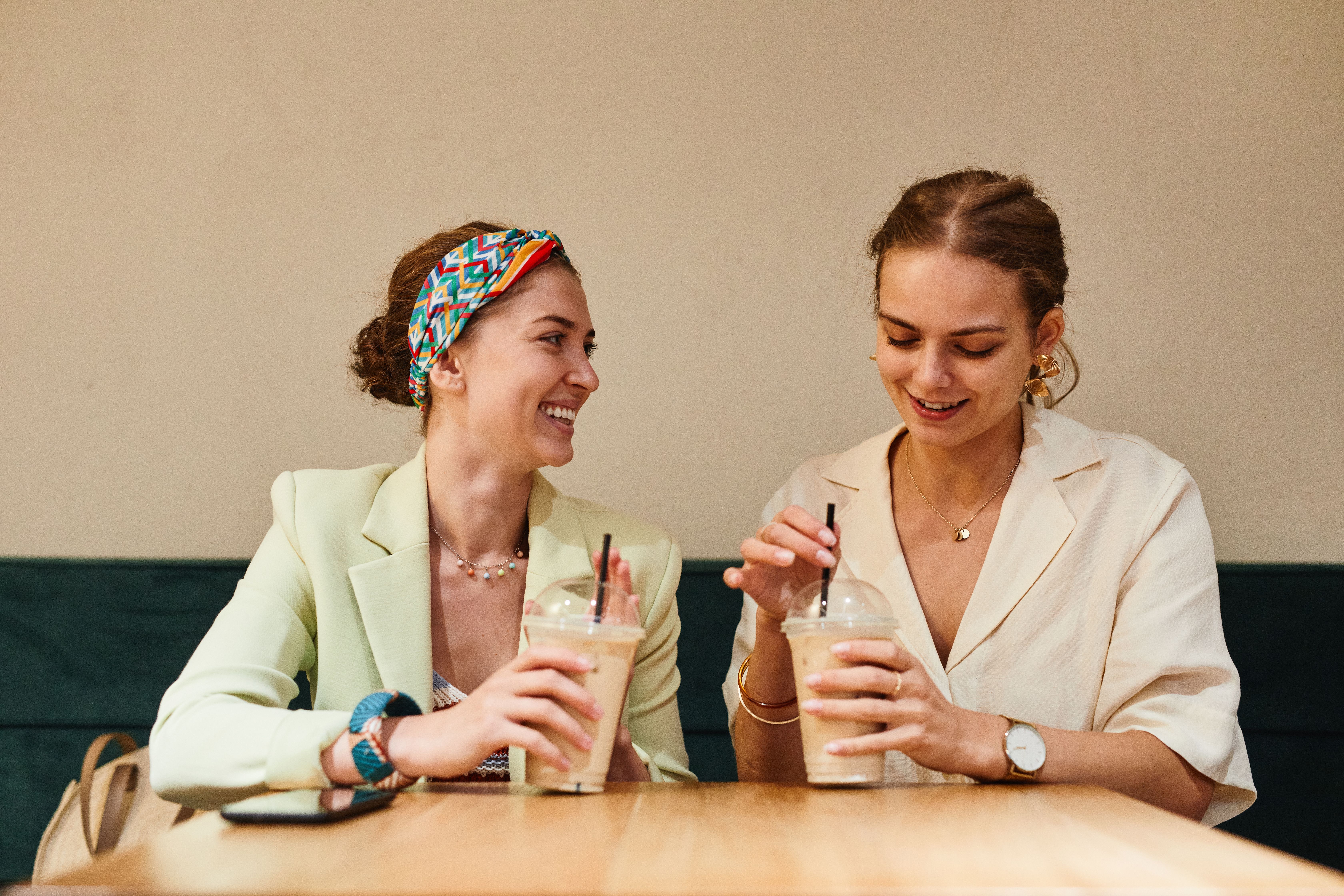 Dos mujeres riendo mientras practican el small talk en inglés.