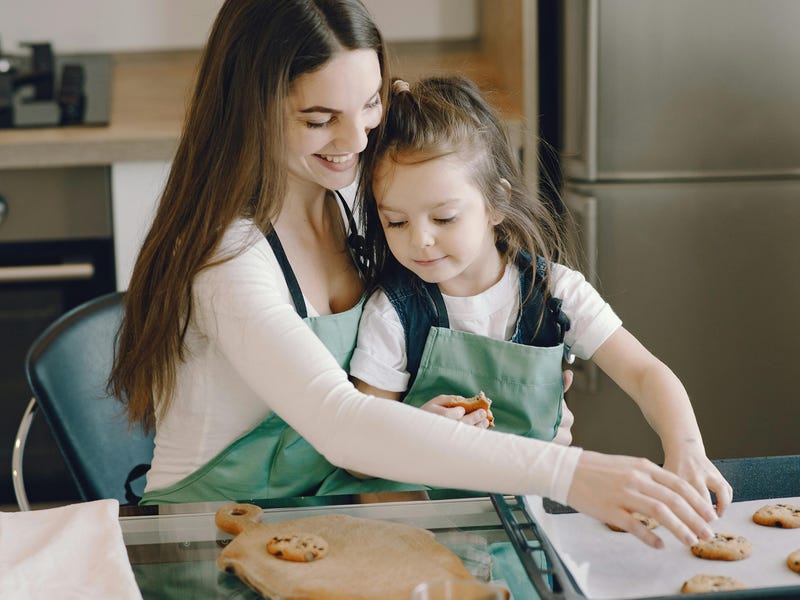 Aupair en la cocina con la niña estadounidense que está a su cargo.