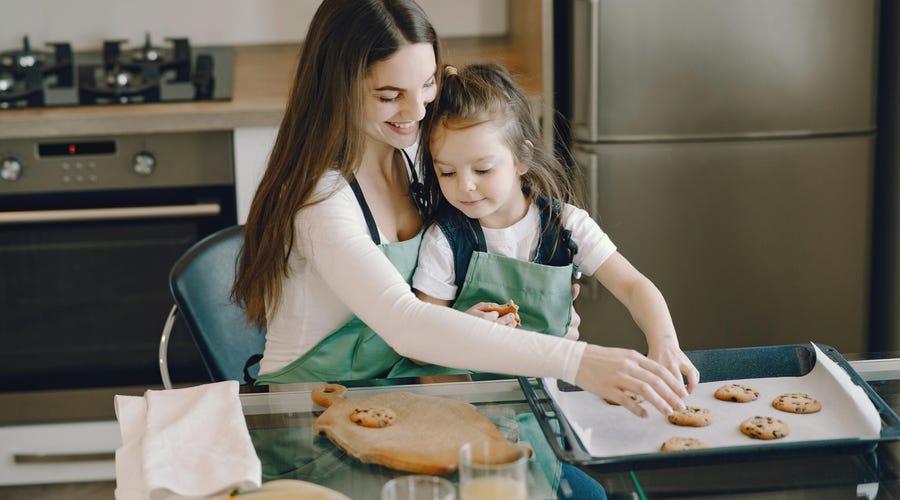 Aupair en la cocina con la niña estadounidense que está a su cargo.