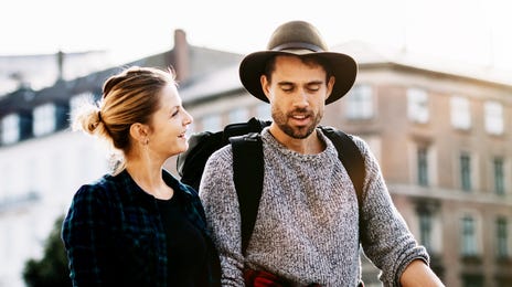 Personas hablando del portal B2B