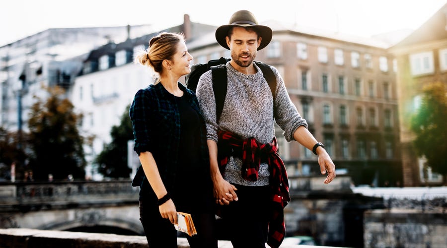 Personas hablando del portal B2B