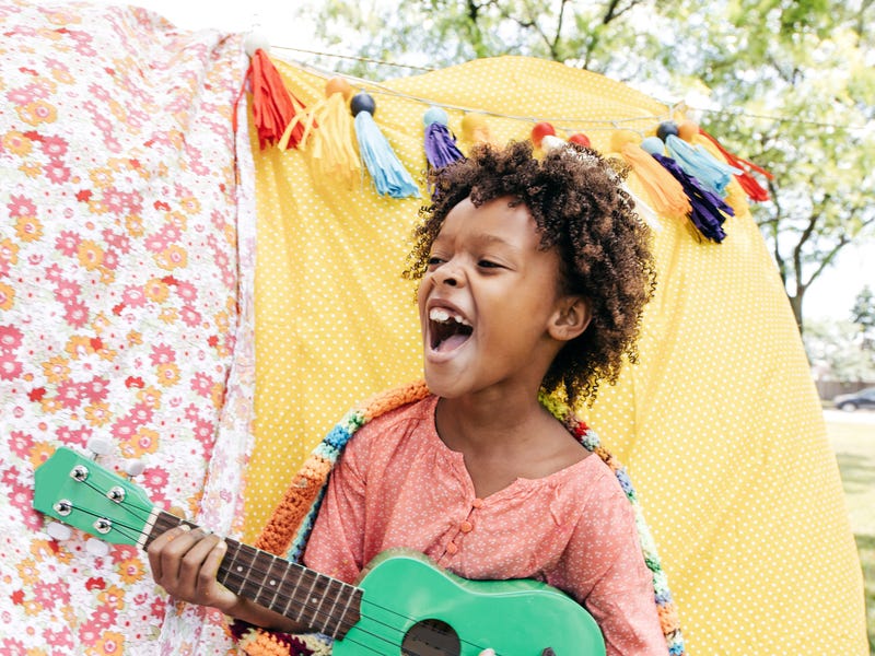 Niño cantando en inglés