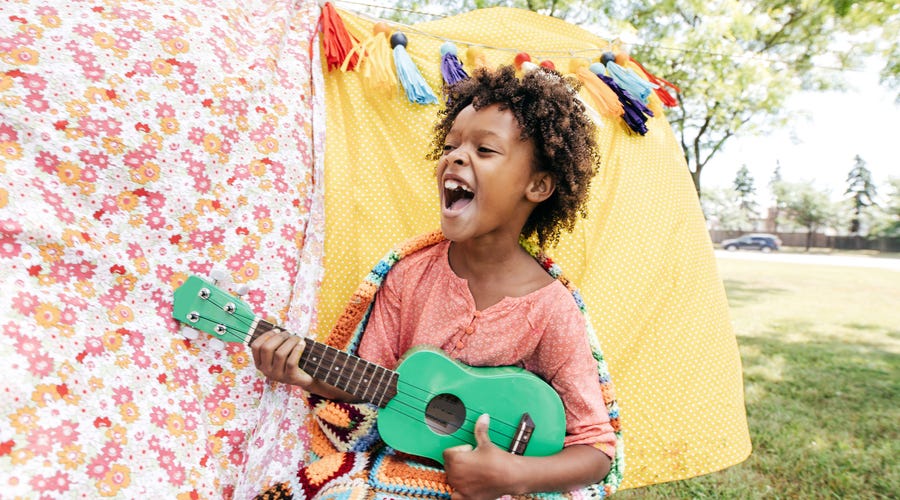 Niño cantando en inglés