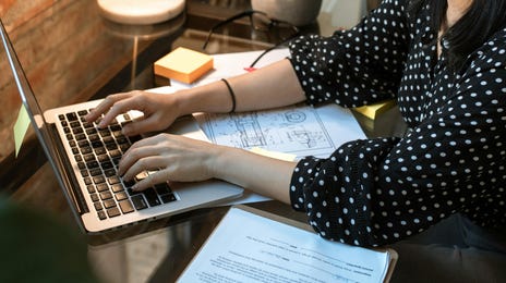 Mujer estudiando storytelling con cursos para empresarios.
