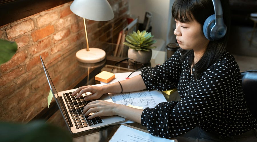 Mujer estudiando storytelling con cursos para empresarios.