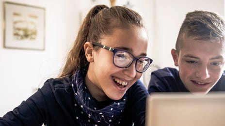 Niña estudiando español para niños y jóvenes