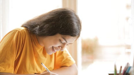 Mujer estudiando qué tipos de phrasal verbs existen