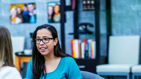 Dos mujeres aprendiendo el idioma árabe