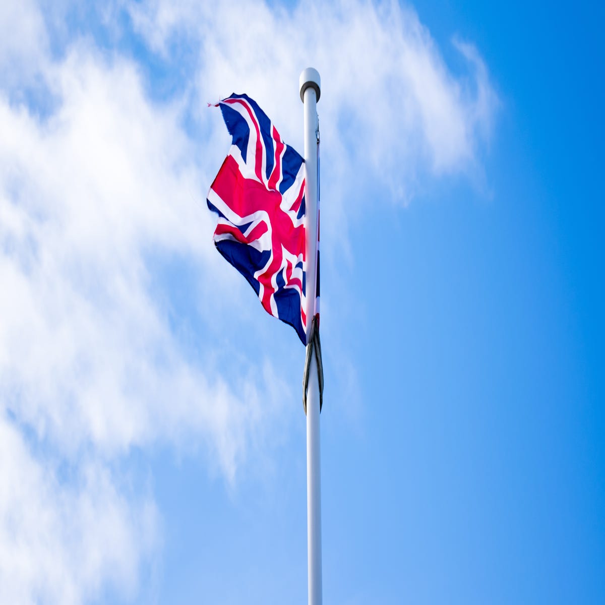 Почему приспущены флаги в великобритании. Приспущенный флаг Великобритании. Выход Великобритании из европейского Союза. Поднятие флага Британии. Приспущенный флаг.