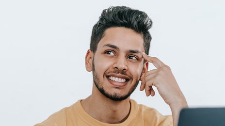 Hombre aprendiendo inglés rápido con Berlitz