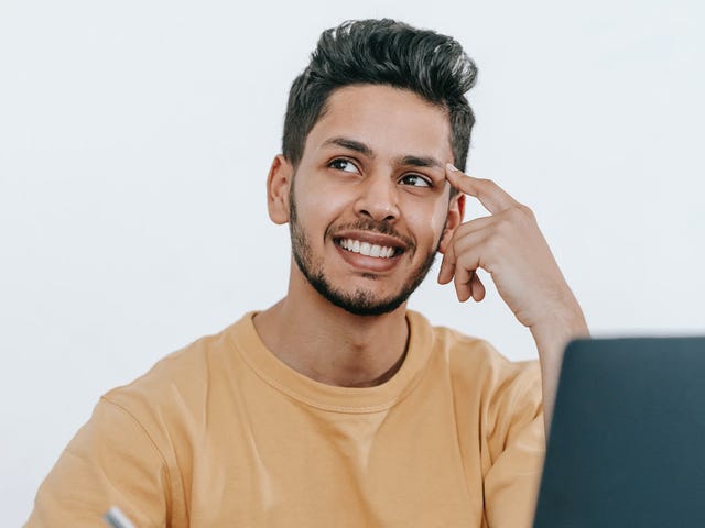 Hombre aprendiendo inglés rápido con Berlitz