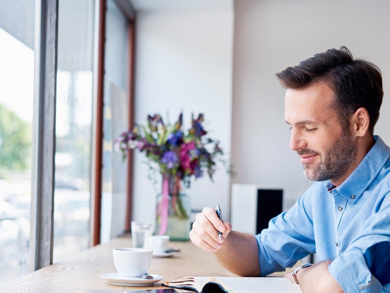 Hombre aplicando tips para aprender inglés