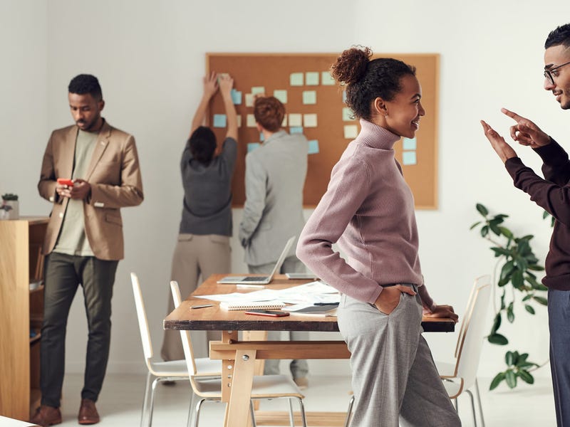 Personas hablando usando pronombres reflexivos