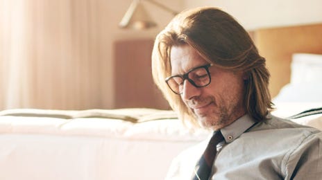 Hombre en cursos de francés flexibles