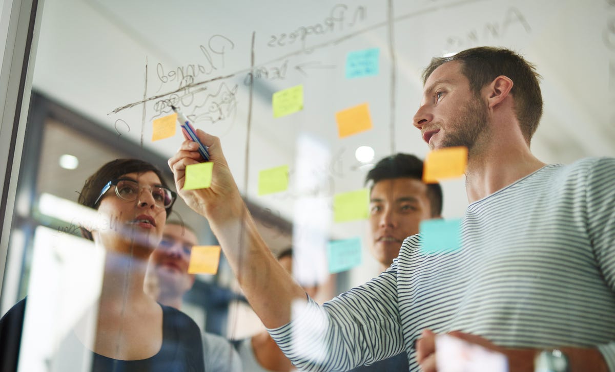 Estudiantes aprendiendo inglés intermedio