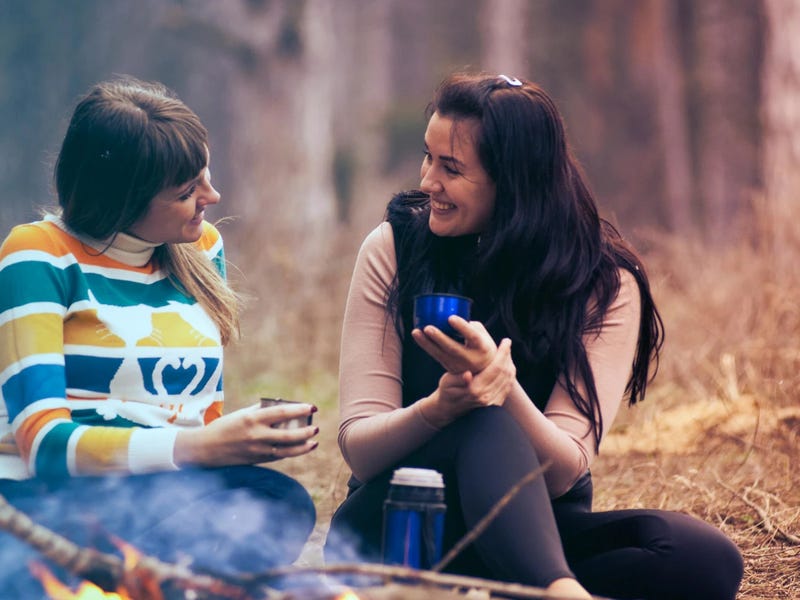 dos personas teniendo una conversación en inglés