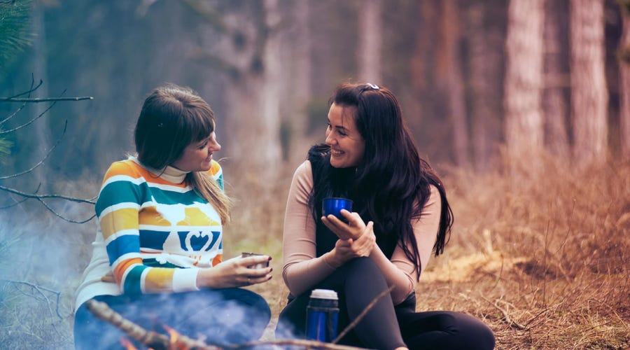 dos personas teniendo una conversación en inglés