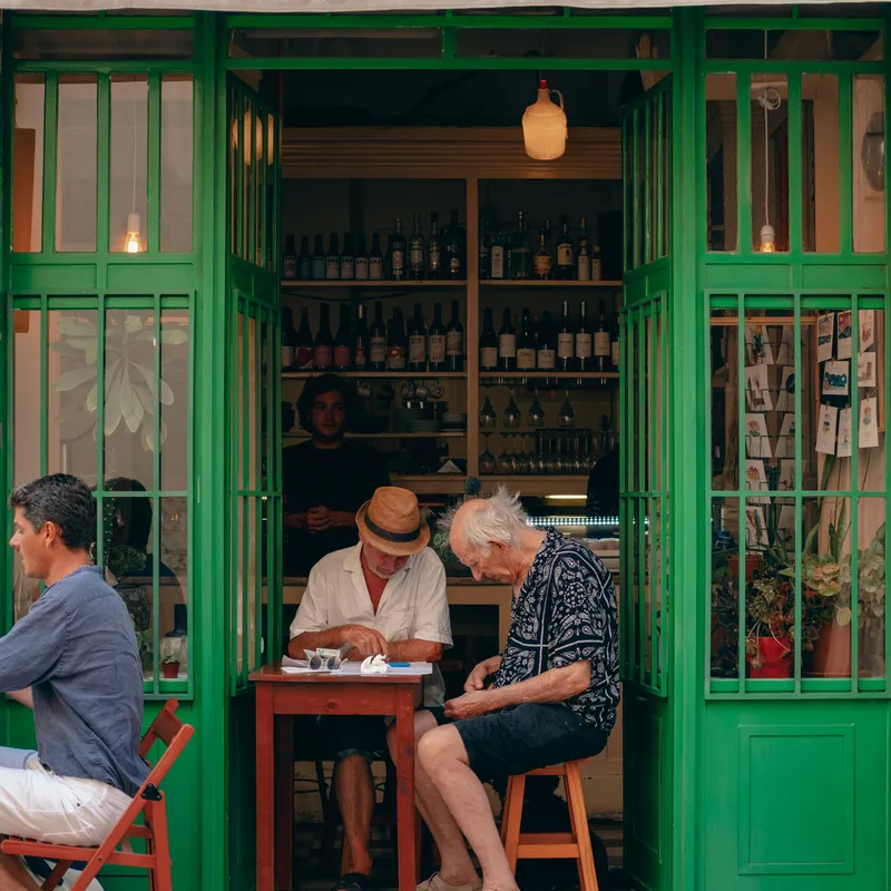Abuelos portugueses teniendo conversaciones en portugués.