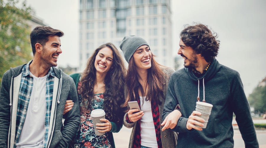 Personas hablando sobre los días en alemán