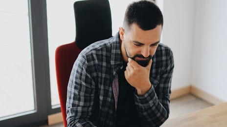 Hombre que quiere aprender alemán online