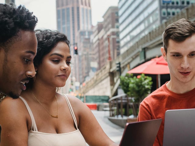 Tres amigos buscando las mejores modalidades de cursos de idiomas.
