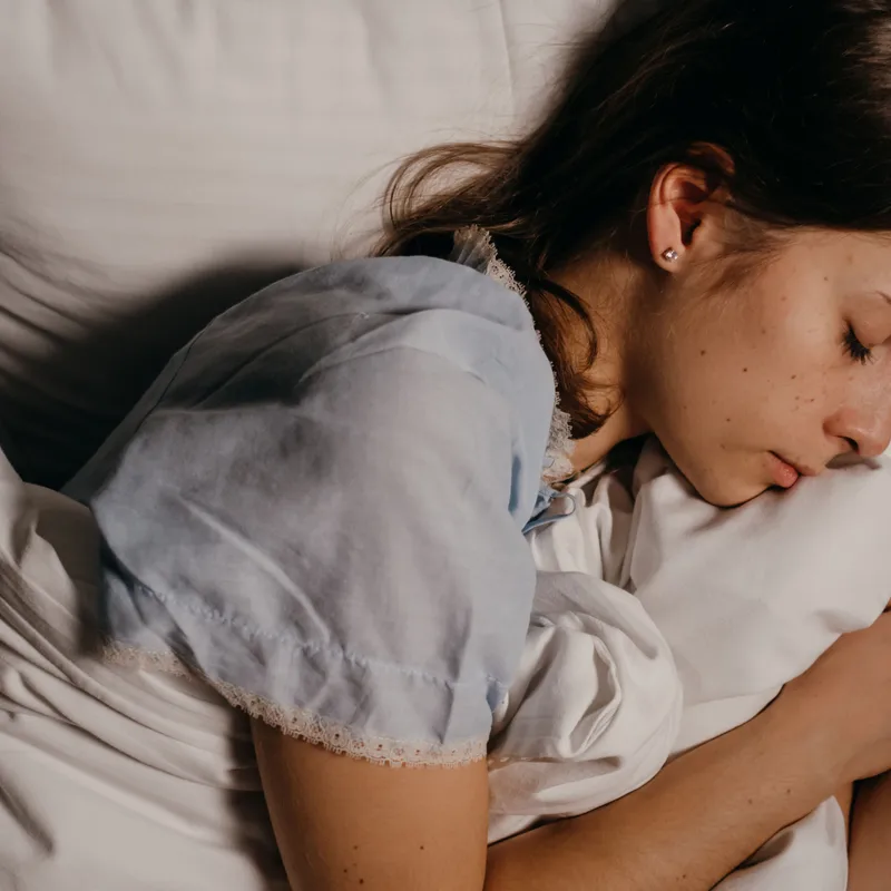 Mujer durmiendo mientras tiene sueños en otros idiomas.