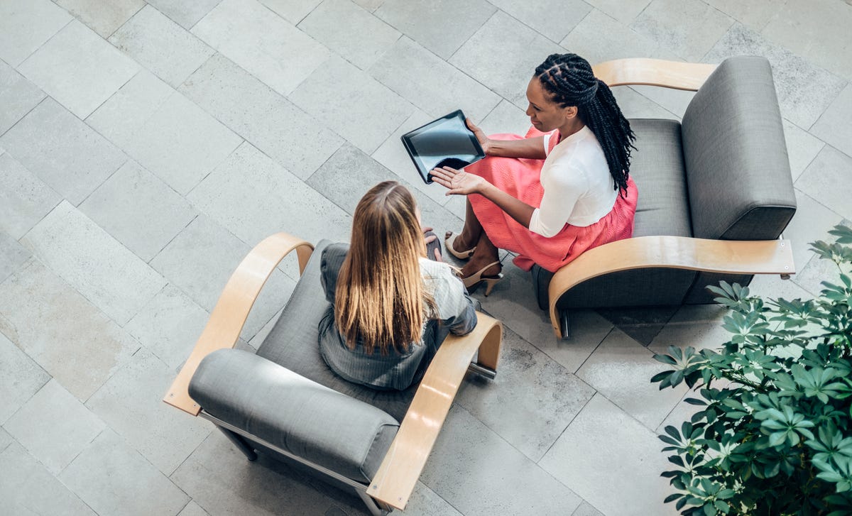 Mujeres viendo una presentación en un IPad