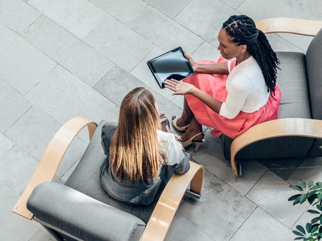 Mujeres viendo una presentación en un IPad