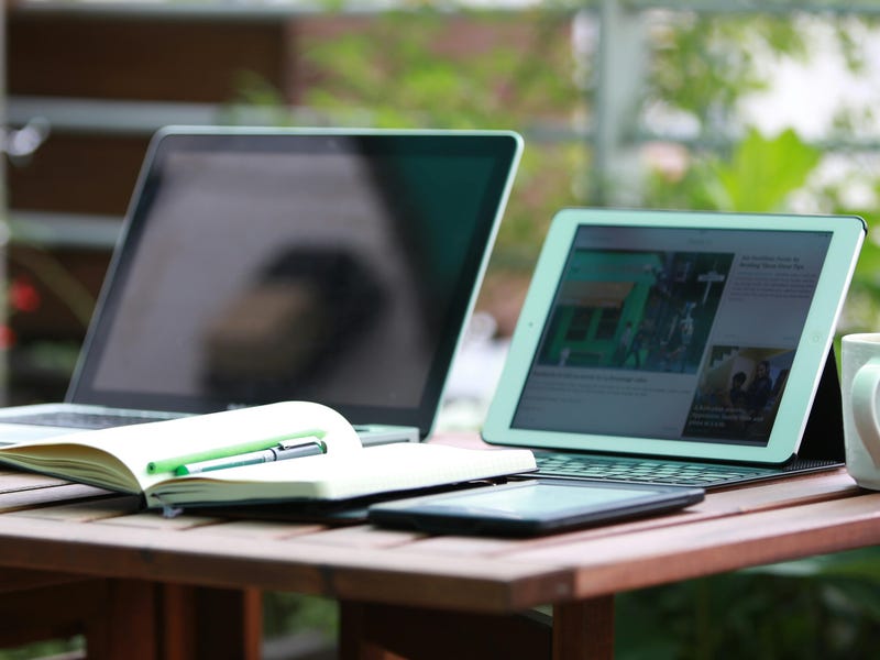 Computadora, tablet y cuaderno para estudiantes conectados en el mundo digital.