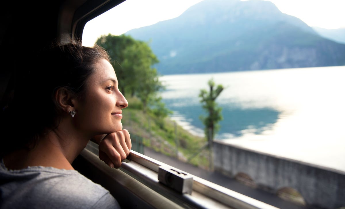Mujer viajera admirando un paisaje impresionante, inspirada por las nuevas culturas y los idiomas que ha aprendido con Berlitz para explorar el mundo sin límites.