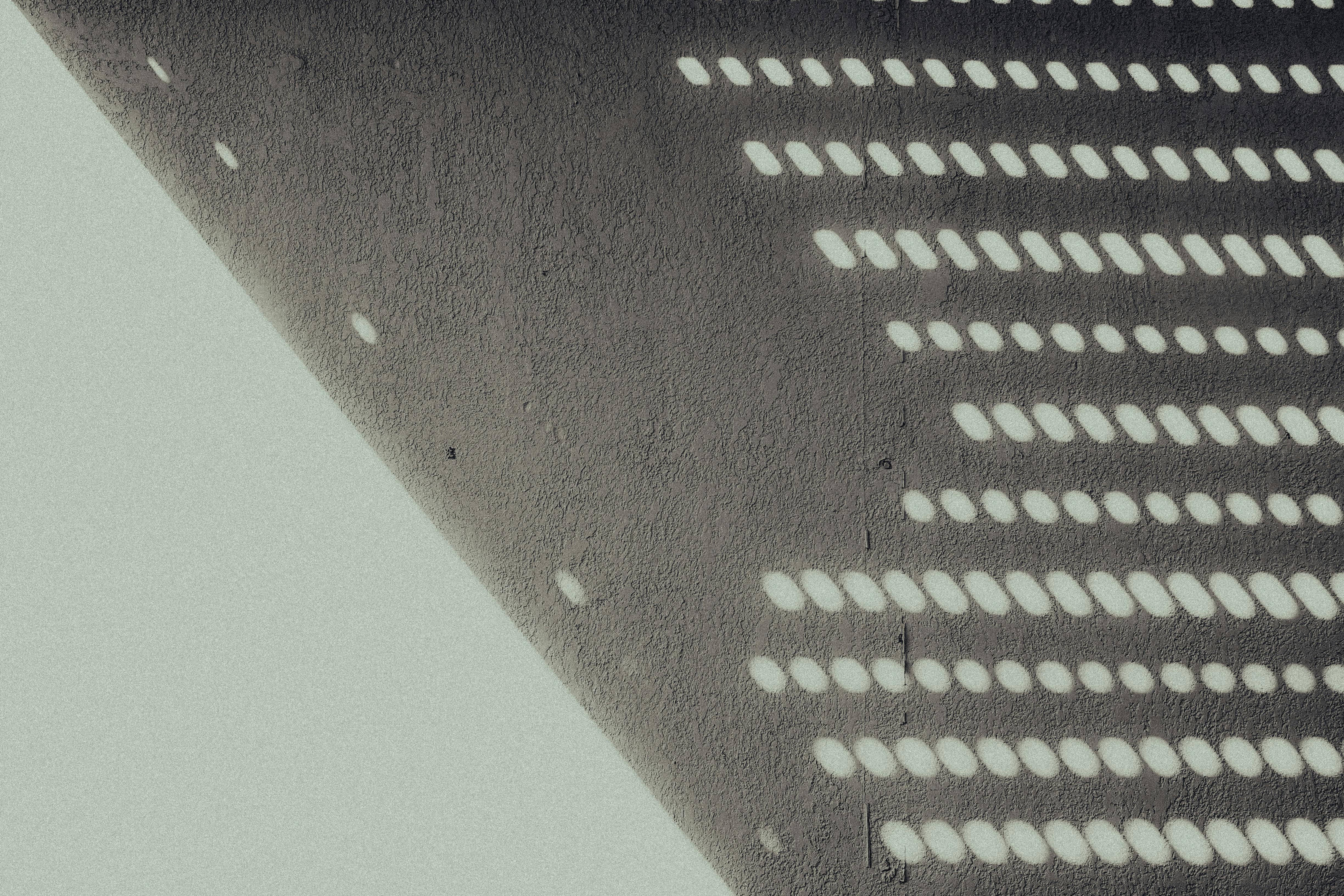 Código Morse representado por la luz en una pared.