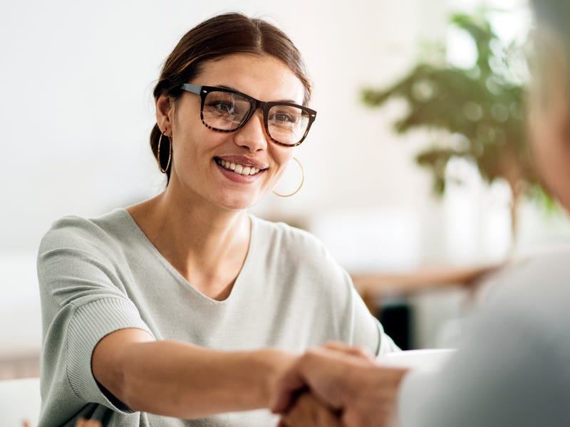 Una mujer diciendo hola en francés