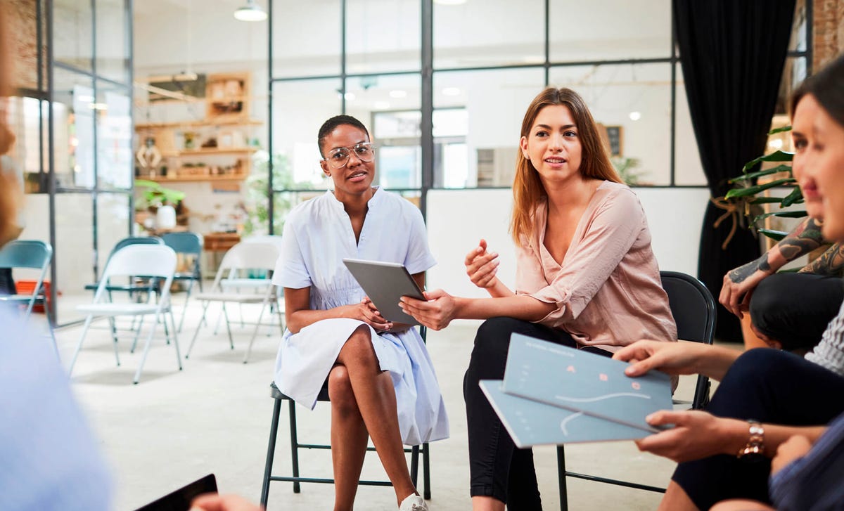 Dos personas hablando en inglés con el método de Berlitz