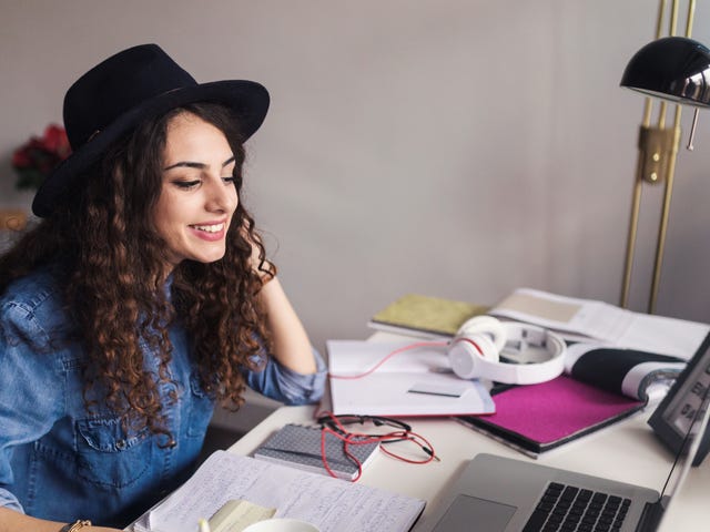 Mujer adolescente en clase virtual de inglés