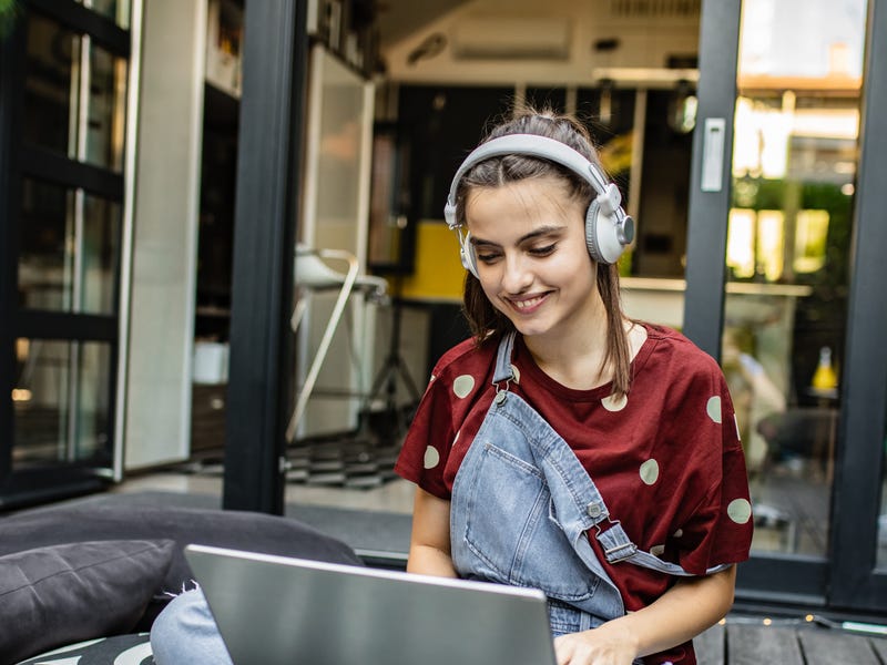 Adolescente estudiando desde casa