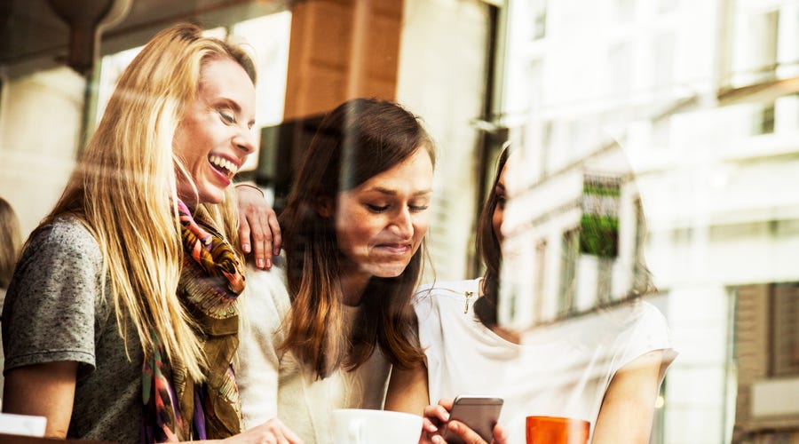 Mujeres estudiando los verbos más usados en inglés