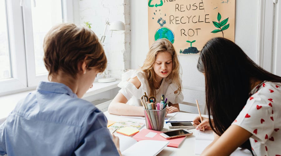 Jóvenes realizando actividades de inglés para secundaria.