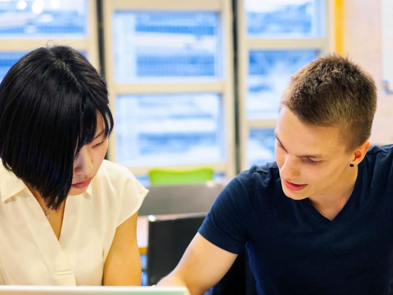 Personas estudiando el future perfect