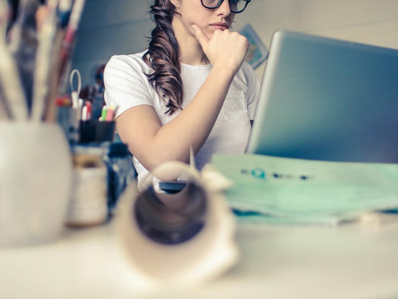 Mujer estudiando las Wh questions en su computadora
