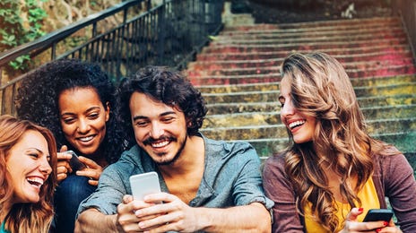 Amigos en hablando sobre los idiomas más hablados