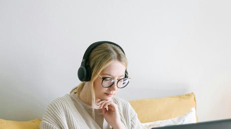 Mujer tomando un curso de inglés en línea