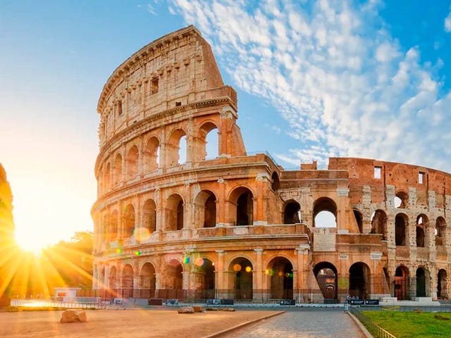 Vista del Coliseo de Roma al amanecer, representando la cultura italiana que puedes descubrir aprendiendo italiano con Berlitz.
