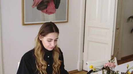 Mujer aprendiendo español rápido con Berlitz