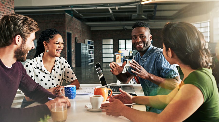 Hombre estudiando liderazgo